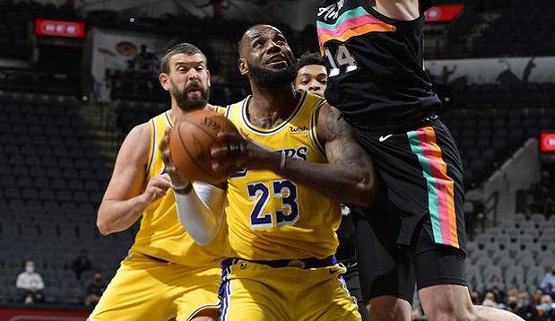 天津队完胜快船，詹姆斯统治全场