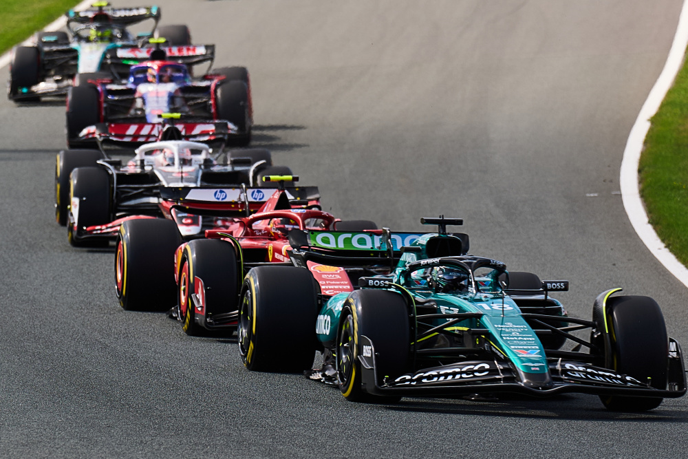 迈凯伦绝杀索伯车队，塞恩斯统治全场