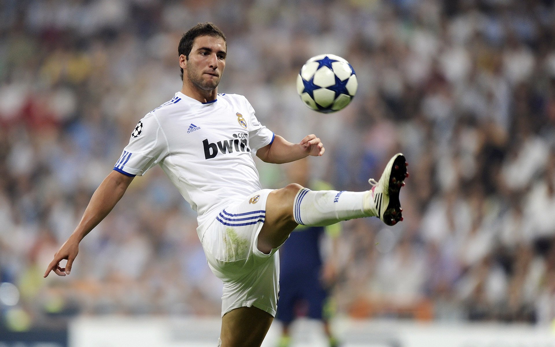 国际赛场罕见交锋，布克暴走砍40+三双，新疆男篮速胜凯尔特人载入史册